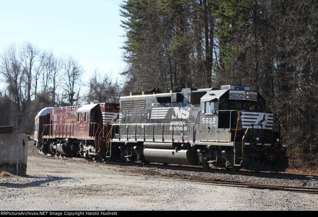 NS 5622 is running tie wye at Pomona